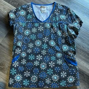 SNOWFLAKE SCRUB TOP